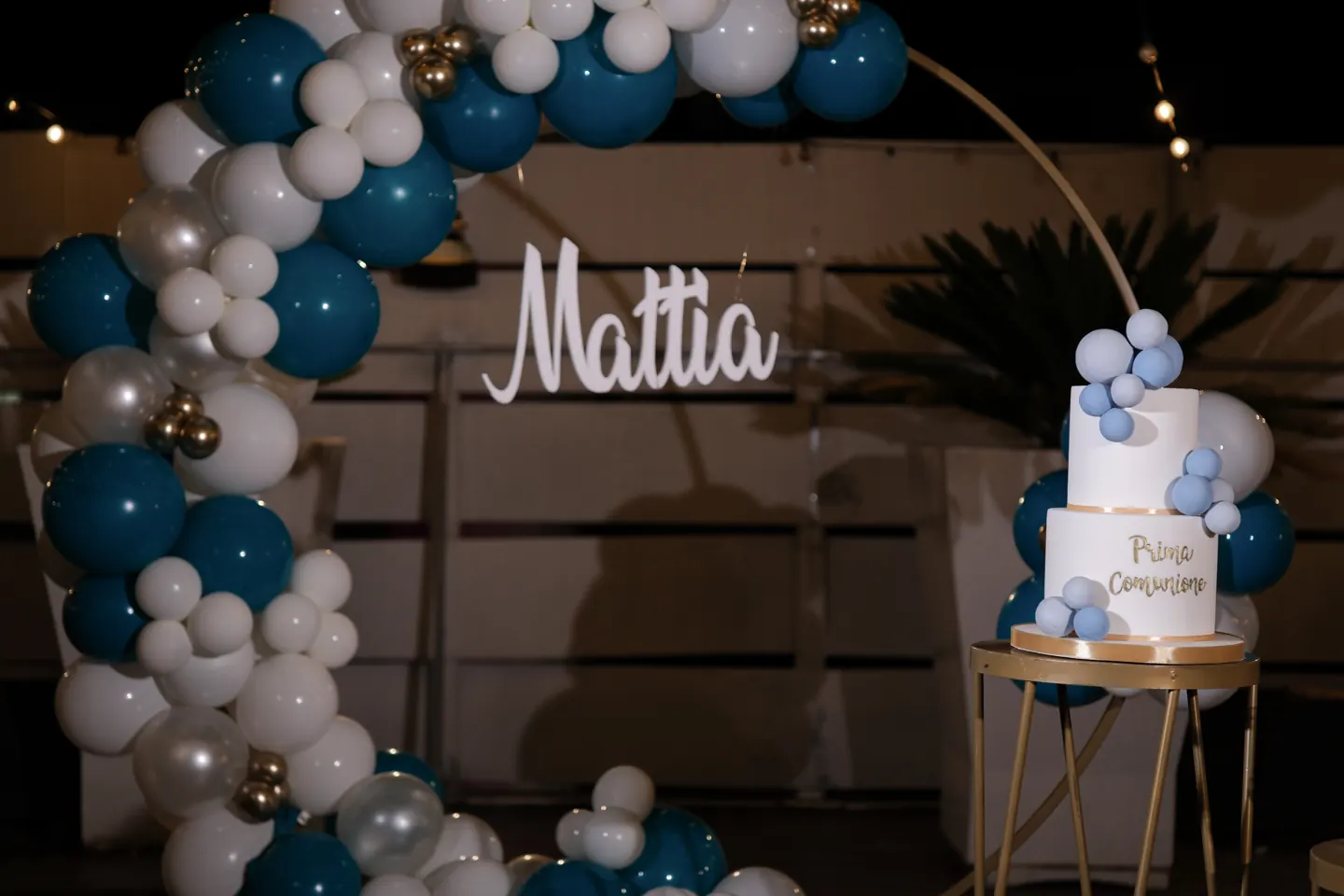 Arco di palloncini e torta personalizzata per una comunione