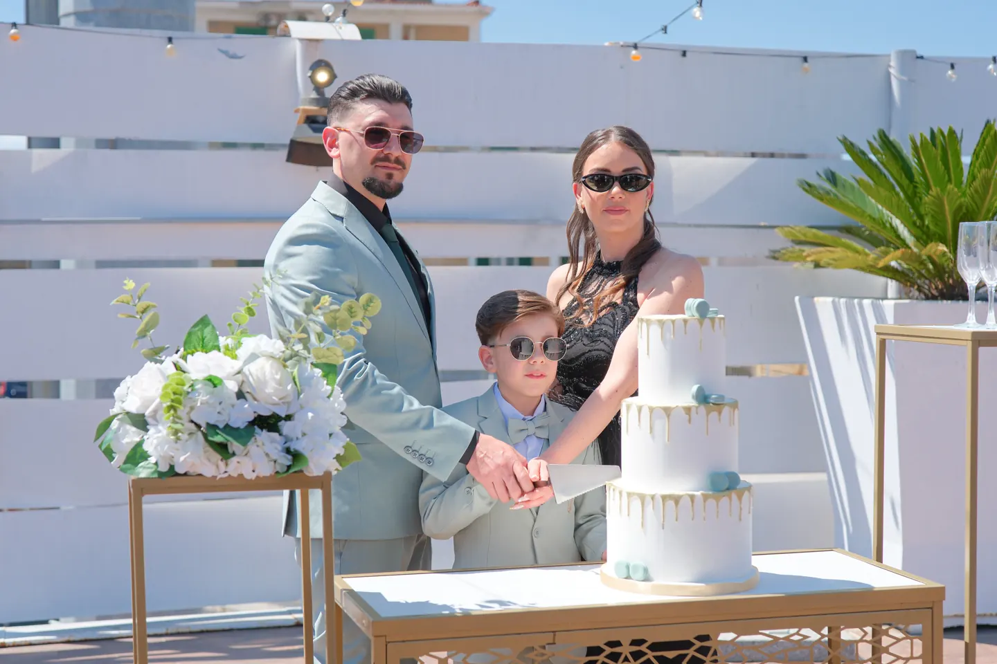 Famiglia accanto alla torta e all’allestimento esterno